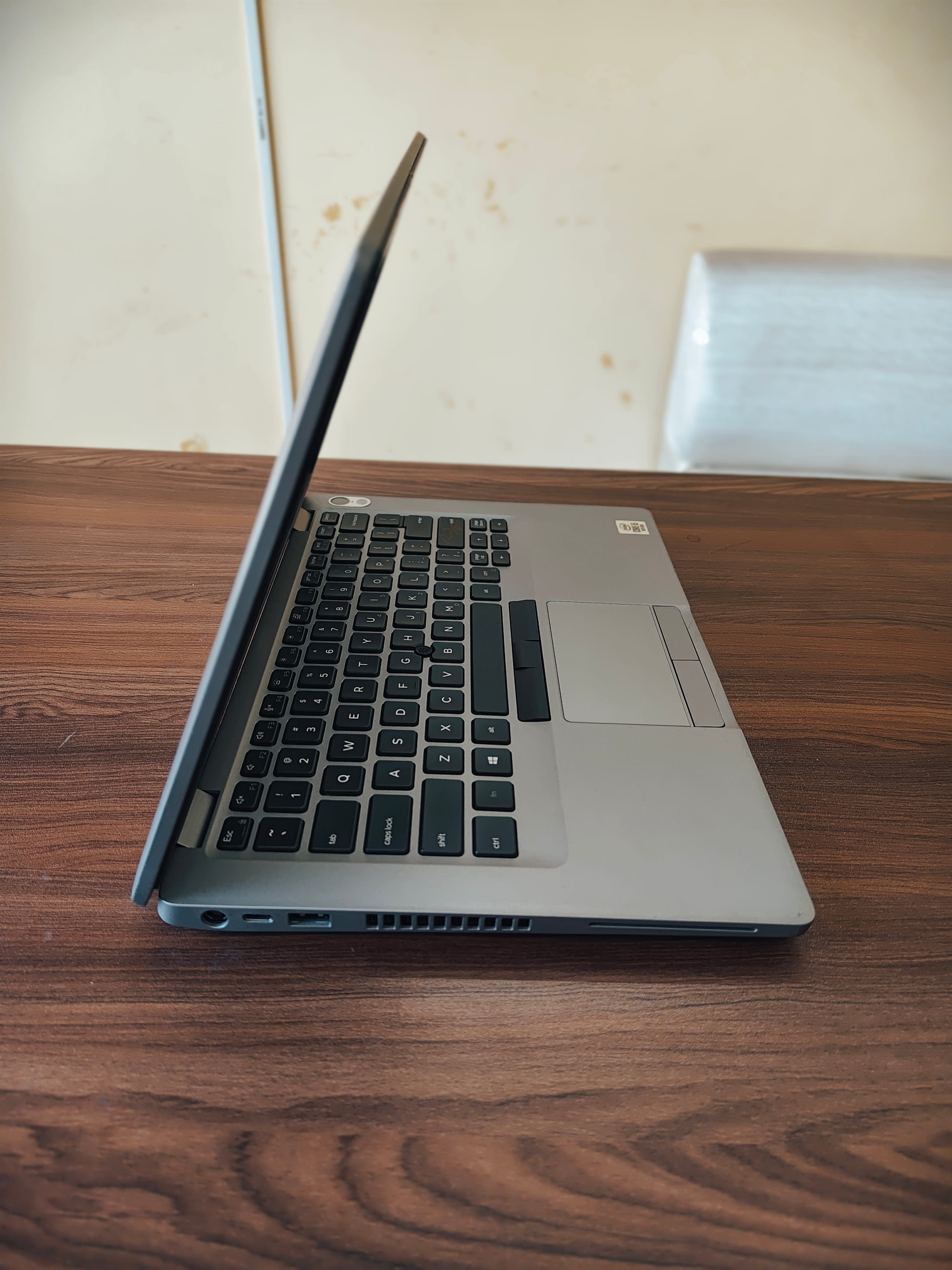 https://agarwaltechhub.com/storage/photos/1/Laptop/5410/6a1185b9e70fe.jpg
