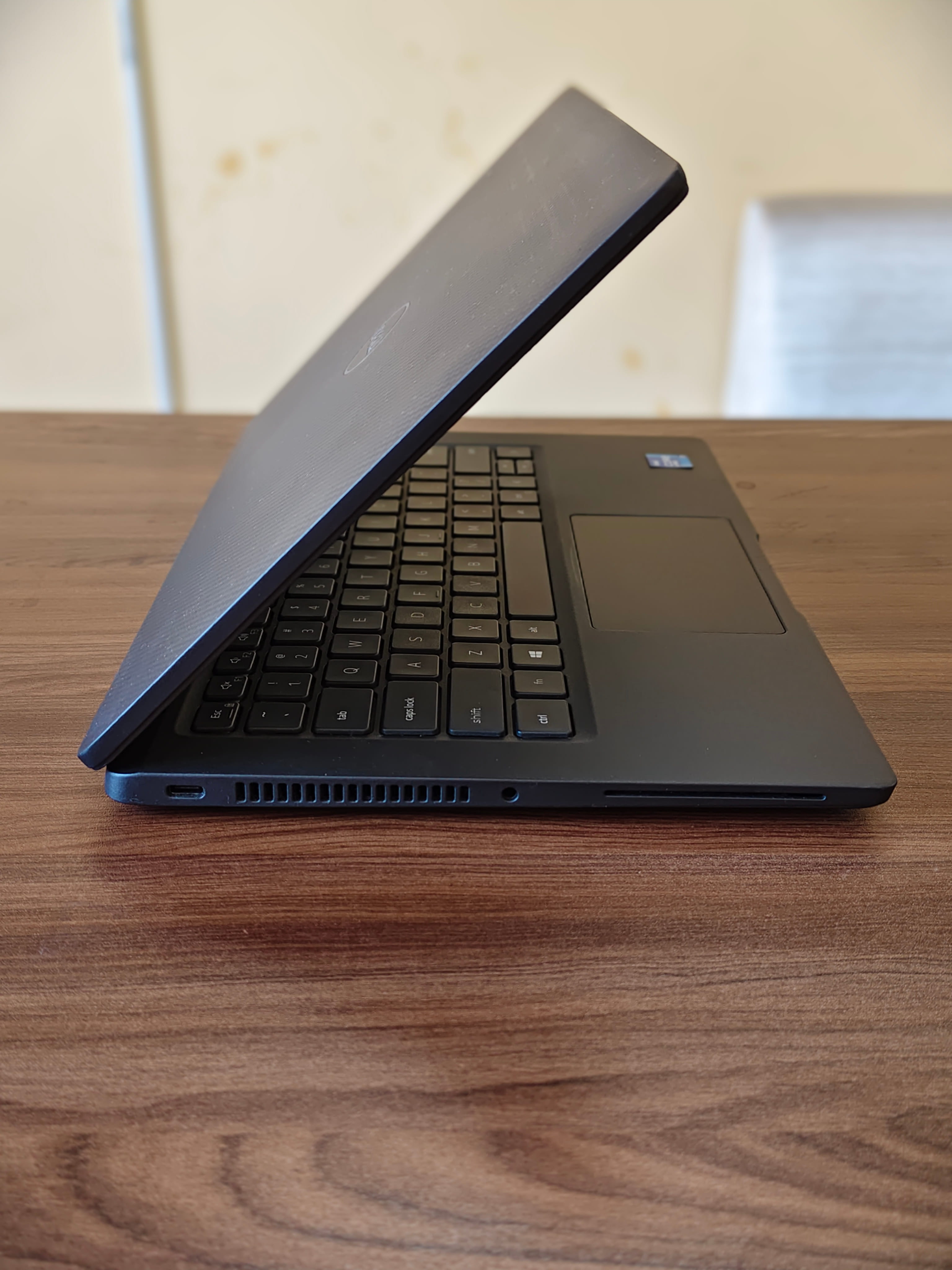 https://agarwaltechhub.com/storage/photos/1/Laptop/7320/6a118e0a3d651.jpg